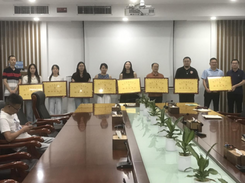 新入會(huì)副會(huì)長(zhǎng)和理事單位授牌儀式在贛州國(guó)際陸港發(fā)展集團(tuán)有限公司舉行